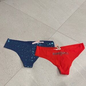 NEW! Victoria’s Secret No Show thong Panties Medium Red & Blue
